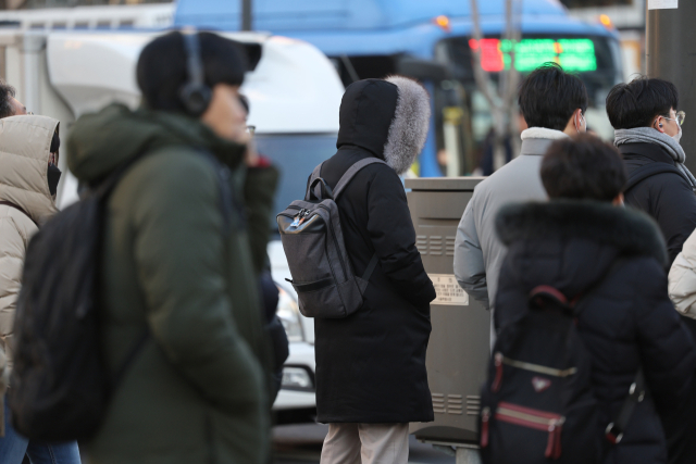 아침 기온이 영하로 떨어지며 추운 날씨가 이어지는 가운데 지난 19일 서울 종로구 광화문네거리에서 두꺼운 외투를 입은 시민들이 발걸음을 옮기고 있다. 연합뉴스