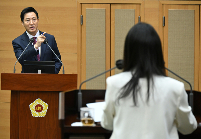 오세훈 서울시장이 20일 서울 종로구 서울시의회 본회장에서 열린 제328회 시의회 임시회에서 시정질문에 답하고 있다. 연합뉴스