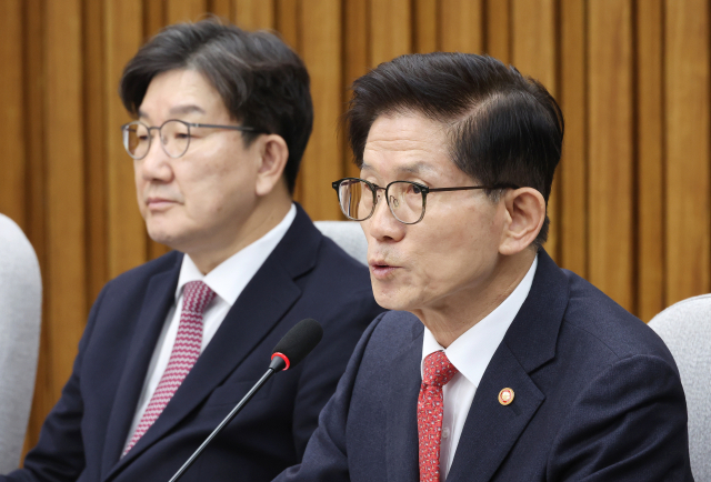 김문수 고용노동부 장관이 21일 국회에서 열린 국민안전점검 당정협의회에서 발언하고 있다. 왼쪽은 권성동 원내대표. 연합뉴스