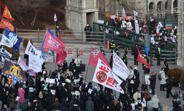 21일 서울 성북구 고려대 교문 안에서 