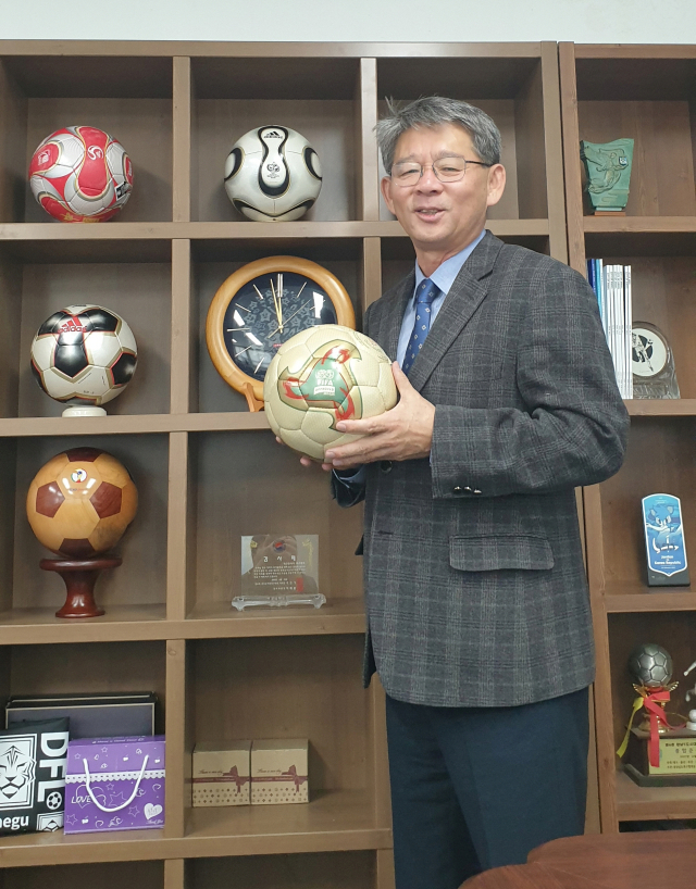 최태원 대구시축구협회장이 집무실에서 인터뷰를 진행하고 있다. 전창훈 기자