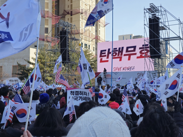 22일 오후 2시쯤 대전시청 앞 보라매공원에서 윤석열 대통령의 탄핵을 반대하는 집회가 열린 모습. 김지효 기자.