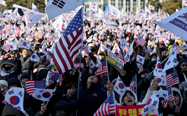 22일 대전시청 앞 보라매공원에서 세이브코리아가 주최한 국가비상기도회에서 참석자들이 윤석열 탄핵 반대를 외치며 태극기를 흔들고 있다. 김영진 기자 kyjmaeil@imaeil.com