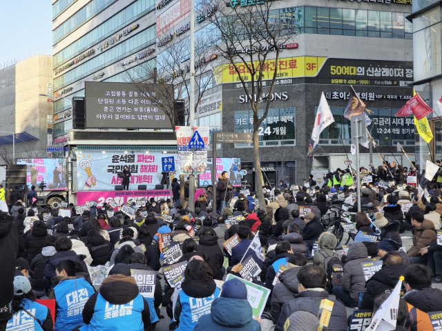 22일 대구 서구 대전시청 일대에서는 불과 700m 떨어진 곳에서 탄핵 찬반 집회가 각각 열렸다. 김지효 기자