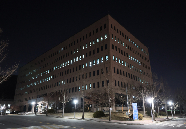 지난 21일 정부과천청사 내 고위공직자범죄수사처가 입주한 5동 건물 모습. 윤석열 대통령 측 변호인 윤갑근 변호사는 이날 기자회견을 열고 고위공직자범죄수사처가 윤석열 대통령을 내란 혐의로 수사하는 과정에서 서울중앙지법으로부터 영장을 기각당한 사실을 숨겼다는 의혹을 제기했다. 연합뉴스