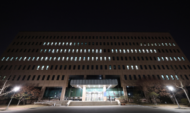 지난 21일 정부과천청사 내 고위공직자범죄수사처가 입주한 5동 건물 모습. 윤석열 대통령 측 변호인 윤갑근 변호사는 이날 기자회견을 열고 고위공직자범죄수사처가 윤석열 대통령을 내란 혐의로 수사하는 과정에서 서울중앙지법으로부터 영장을 기각당한 사실을 숨겼다는 의혹을 제기했다. 연합뉴스