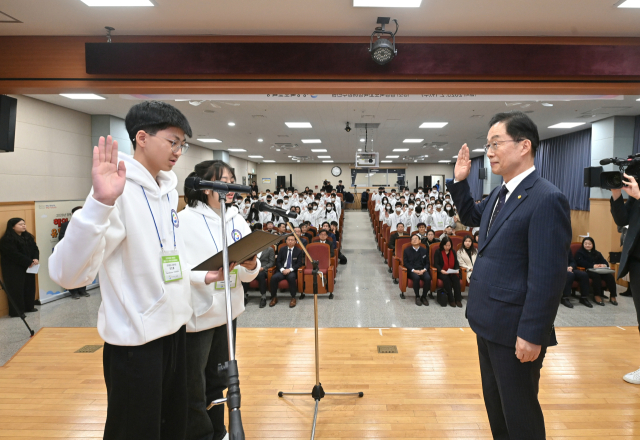 2025학년도 경북지역 직업계고등학교에 입학하는 외국인 유학생들이 지난 19일 열린 오리엔테이션 입소식 행사에서 임종식 경북교육감 앞에서 바른 유학생활을 하겠다고 다짐하며 선서하고 있다. 경북교육청 제공