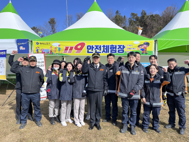 엄민현 소장서장(사진 중앙)이 23일 밀양마라톤대회장에 설친된 소방안전교육 체험부스에서 관계자들을 격려하고 있다. 밀양소방서 제공