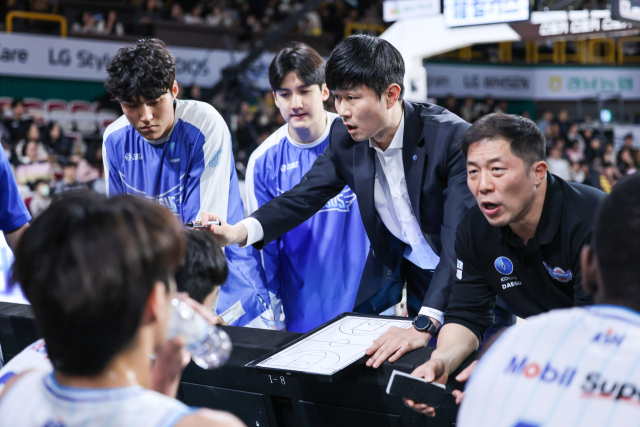 대구 한국가스공사 페가수스의 강혁 감독(가운데)이 경기 도중 작전 시간을 불러 선수들에게 지시를 내리는 모습. KBL 제공