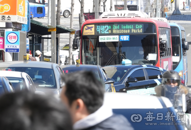 대구 시내버스 노선 개편 운행 첫날인 24일 오전 동대구역복합환승센터앞 버스정류장에서 시민들이 새롭게 신설된 직행2번 버스에 탑승하고 있다. 안성완 기자 asw0727@imaeil.com