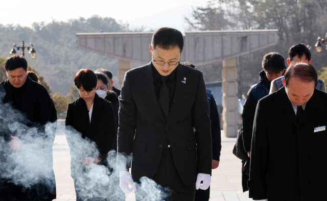 24일 오전 광주 북구 국립 5·18 민주묘지에서 국민의힘 김상욱 의원이 참배하고 있다. 연합뉴스