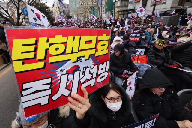 윤석열 대통령 탄핵심판 11차 변론일인 25일 서울 종로구 헌법재판소 인근에서 열린 탄핵반대 집회에서 참가자들이 구호를 외치고 있다. 연합뉴스