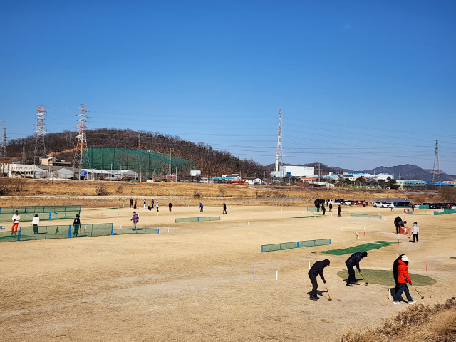 김천시가 인기가 급상승하고 있는 파크골프장 추가 건설에 나선다. 사진은 김천시 파크골프장 모습. 김천시 제공