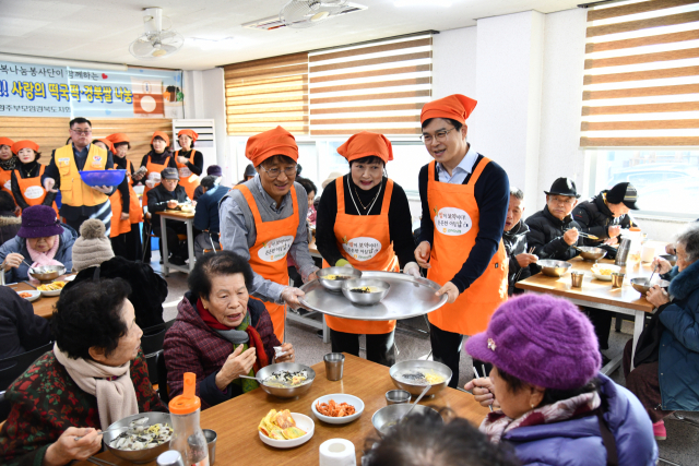 최진수 경북농협본부장(사진 오른쪽 첫번째)과 고향주부모임 행복나눔봉사단들이 지역 내 어르신 등을 대상으로 사랑의 떡국떡 나눔 행사를 하고 있다. 경북농협 제공