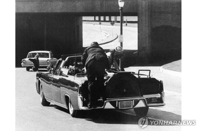 1963년 케네디 암살 사건 당시 리무진에 뛰어든 경호원 클린트 힐. 연합뉴스