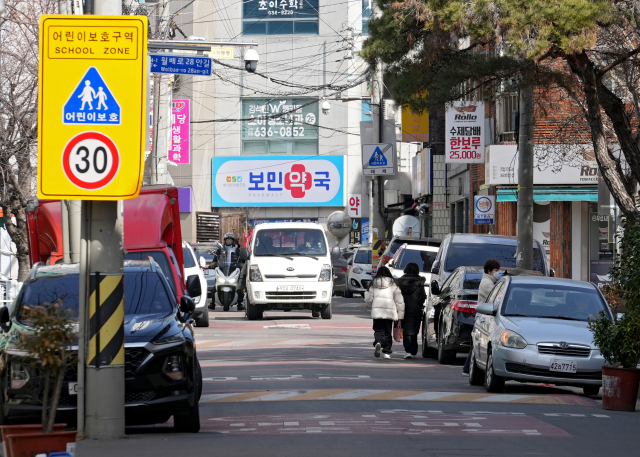 25일 대구 달서구 진천동의 어린이보호구역에서 어린이들이 마주 오는 차량을 피해 걷고 있다. 지난 21일 이곳에서 한 초등학생이 차에 치여 숨지는 사고가 발생했다. 김영진 기자 kyjmaeil@imaeil.com