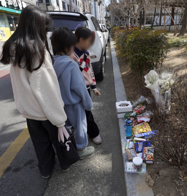 25일 대구 달서구 진천동 어린이보호구역 사고 현장에 숨진 초등학생을 추모하는 물품들이 놓여 있다. 김영진 기자 kyjmaeil@imaeil.com