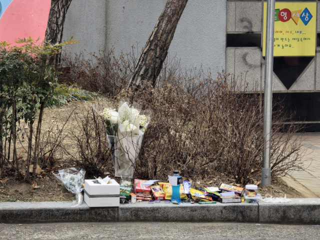 지난 21일 초등생 스쿨존 교통사고가 발생한 대구 달서구 한 공원 가로 공간 한 쪽에 피해 학생에 헌화할 수 있는 작은 추모공간이 마련돼 있었다. 김지효 기자