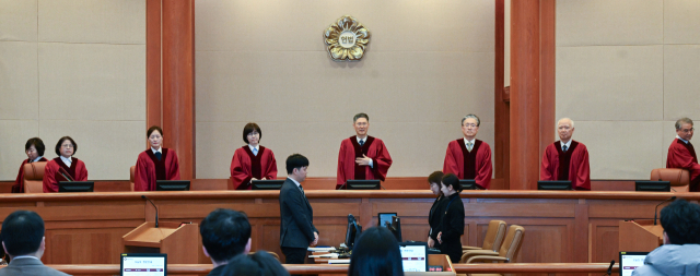 문형배 헌법재판소장 권한대행을 비롯한 헌법재판관들이 10일 서울 종로구 헌법재판소 대심판정에서 열린 마은혁 재판관 후보자 불임명 관련 권한쟁의심판 2차 변론기일에 입장해 자리에 앉고 있다. 왼쪽부터 정계선·김복형·정정미·이미선 헌법재판관, 문형배 직무대행, 김형두·정형식·조한창 헌법재판관. 연합뉴스