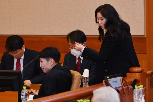 윤석열 대통령 측 변호인들이 25일 서울 종로구 헌법재판소에서 열린 윤 대통령 탄핵심판 11차 변론에 출석해 변론 시작을 기다리고 있다. 연합뉴스