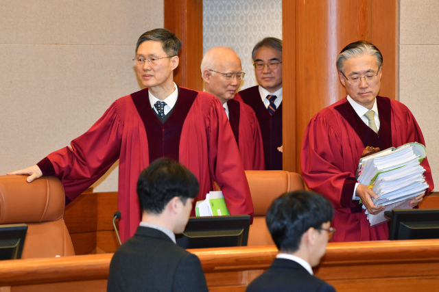 문형배 헌법재판소장 권한대행을 비롯한 재판관들이 25일 서울 종로구 헌법재판소에서 열린 윤석열 대통령 탄핵심판 11차 변론기일에 입장하고 있다. 연합뉴스