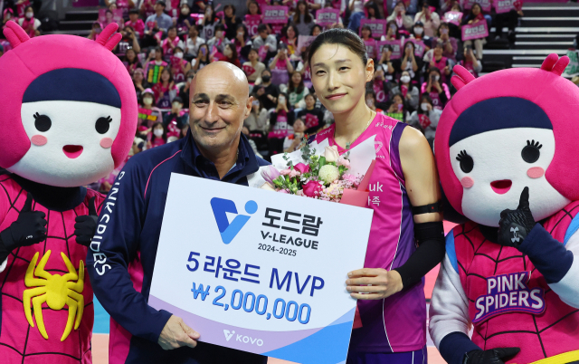 프로배구 2024-2025 V리그 5라운드 여자부 최우수선수(MVP)로 선정된 흥국생명 김연경이 25일 인천 삼산월드체육관에서 열린 시상식에서 수상한 후 아본단자 감독과 기념 촬영하고 있다. 연합뉴스