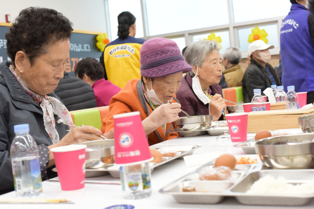 한국나눔연맹 산하 천사무료급식소 대구지소를 찾아 식사 중인 노인들 모습. 한국나눔연맹 제공