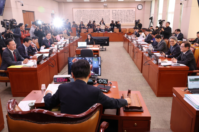 26일 국회 법제사법위원회에서 더불어민주당 소속 정청래 위원장이 전체회의를 개의하며 의사봉을 두드리고 있다. 이날 법사위는 명태균 특검법과 주주에 대한 이사의 충실 의무 등을 골자로 한 상법 개정안을 심사한다. 연합뉴스