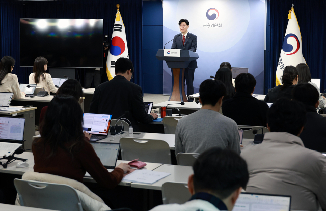 금융위원회 김소영 부위원장이 26일 서울 종로구 정부서울청사에서 고난도 금융투자상품 불완전판매를 예방하기 위한 종합 대책 마련 브리핑을 하고 있다. 금융위