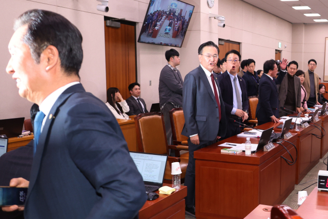 26일 국회 법제사법위원회 전체회의에서 여당 의원들이 의사진행에 대해 거세게 항의하자 더불어민주당 소속 정청래 위원장이 정회를 선포한 뒤 회의장에서 나가고 있다. 이날 법사위에서는 명태균 특검법과 주주에 대한 이사의 충실 의무 등을 골자로 한 상법 개정안에 대한 심사를 한다. 연합뉴스