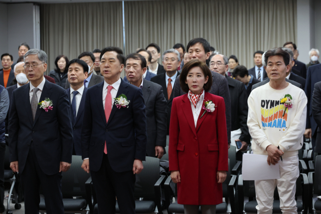 26일 서울 명동 YWCA에서 열린 신평 변호사 출판기념회에서 참석자들이 애국가를 부르고 있다. 왼쪽부터 신평 변호사, 국민의힘 김기현, 나경원 의원, 한국사 강사 전한길 씨. 연합뉴스