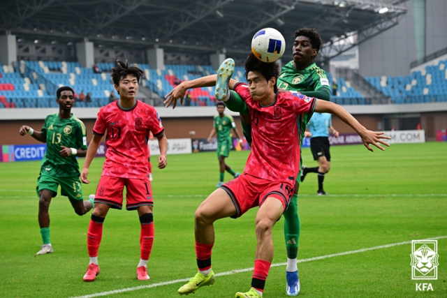 상대 선수와 볼다툼을 벌이고 있는 김서진. 대한축구협회 제공