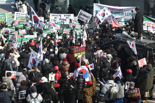 26일 서울 서대문구 이화여자대학교 정문에서 윤석열 대통령 탄핵 찬성 집회와 탄핵 반대 집회가 열리고 있다. 연합뉴스