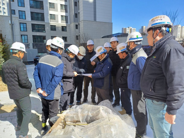 부산도시공사 관계자들이 건설현장 안전점검을 진행하고 있다. [사진=부산도시공사]