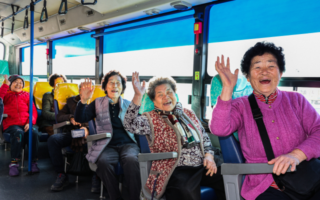 지난 25일 의성군 의성읍 의성터미널앞 시내버스정류장에서 주민들이 시내버스를 타고 가음목욕탕으로 향하고 있다. 의성군은 올해 1월부터 시내버스 요금을 전면 무료화했다. 의성군 제공.