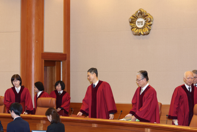 문형배 헌법재판소장 권한대행과 재판관들이 27일 서울 종로구 헌법재판소 대심판정에서 열린 마은혁 재판관 후보자 불임명 관련 권한쟁의심판 선고에 입장하고 있다. 한편 헌재는 중앙선거관리위원회가 감사원의 직무감찰이 선관위의 권한을 침해했다며 제기한 권한쟁의심판에 대한 결정도 이날 선고한다. 연합뉴스