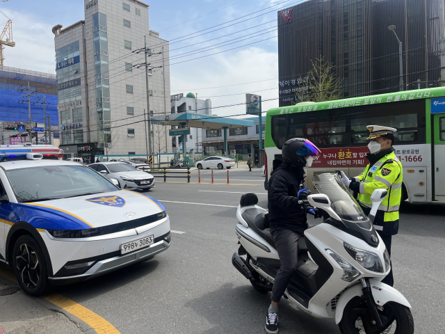 포항남부경찰서 소속 경찰관들이 오토바이 불법 운행을 단속하고 있다. 포항남부경찰서 제공.