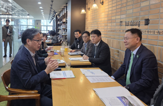 김재욱 군수(사진 오른쪽)가 27일 경북도청을 방문해 지역 현안사업에 대해 설명을 하고 있다. 칠곡군 제공