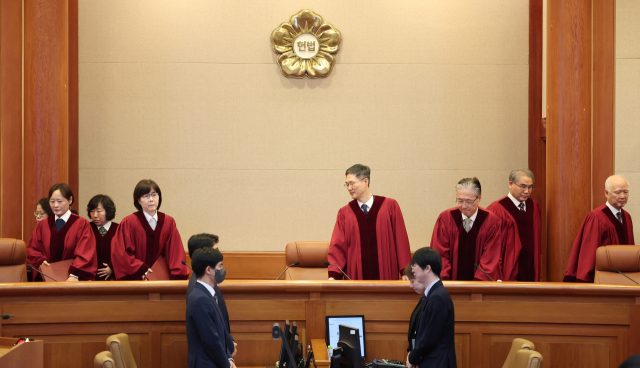 문형배 헌법재판소장 권한대행을 비롯한 헌법재판관들이 27일 서울 종로구 헌법재판소에서 최상목 대통령 권한대행 부총리 겸 기획재정부 장관이 마은혁 헌법재판소 재판관 후보자를 임명하지 않은 것이 위헌인지 여부에 대한 권한쟁의심판 사건에 참석해 있다. 연합뉴스