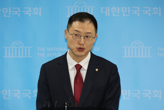 국민의힘 김상욱 의원이 14일 국회 소통관에서 울산시당위원장 사퇴와 관련한 기자회견을 마친 뒤 백브리핑을 통해 추가 설명을 하고 있다. 연합뉴스