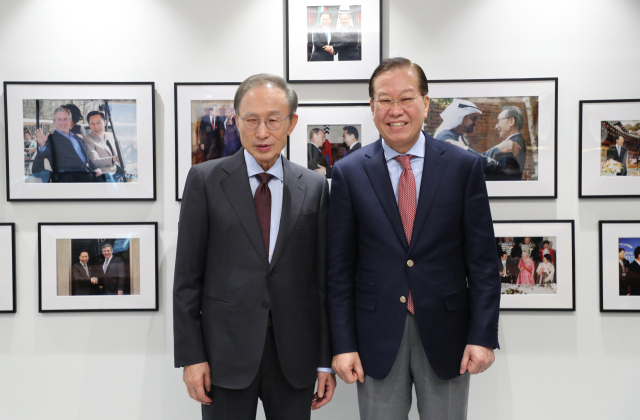 국민의힘 권영세 비상대책위원장(오른쪽)이 27일 서울 서초구 청계재단을 찾아 이명박 전 대통령을 예방해 기념촬영하고 있다. 연합뉴스