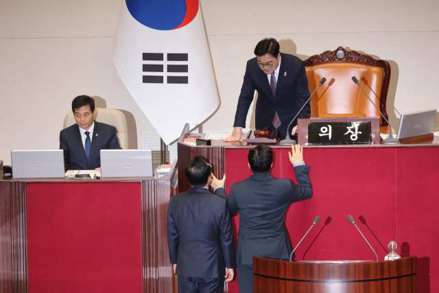 27일 국회 본회의에서 우원식 국회의장이 더불어민주당 박찬대 원내대표와 대화하고 있다. 연합뉴스