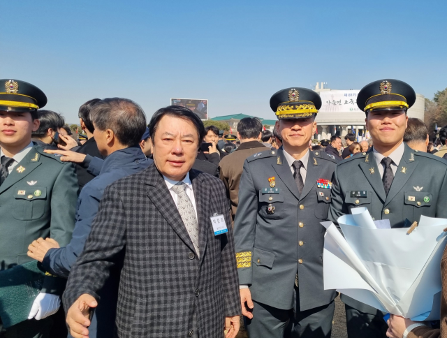 박준희 아이넷방송그룹 회장이 27일 오후 서울 노원구 육군사관학교 화랑 연병장에서 열린 육군사관학교 제81기 사관생도 223명 졸업 및 임관식에 참석해 초급 장교들을 축하하고 있다. [사진=아이넷방송그룹]