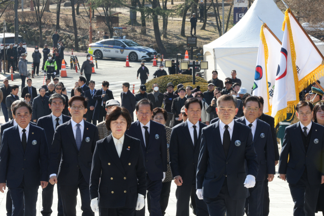 강정애 국가보훈부 장관과 홍준표 대구시장, 김문수 고용노동부 장관 등이 28일 2.28민주운동 65주년을 맞이해 대구 달서구 2.28민주운동기념탑에 참배하기 위해 이동하고 있다. 연합뉴스