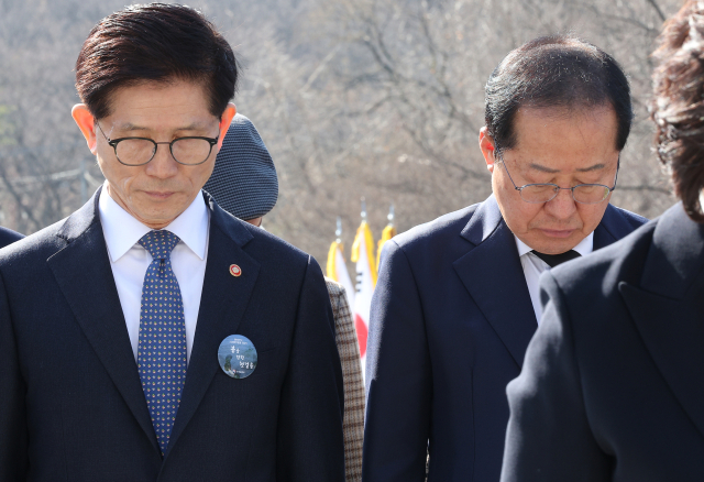 홍준표 대구시장, 김문수 고용노동부 장관 등이 28일 2.28민주운동 65주년을 맞이해 대구 달서구 2.28민주운동기념탑에서 참배하고 있다. 연합뉴스