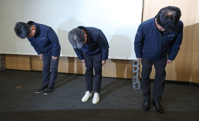 주우정 현대엔지니어링 대표이사(가운데)가 28일 서울 종로구 본사 빌딩에서 열린 서울세종 고속도로 사고 관련 간담회에서 사과하고 있다. 연합뉴스