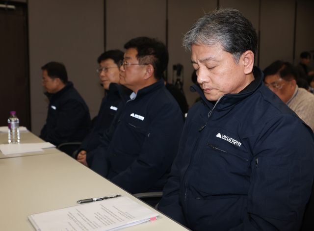 주우정 현대엔지니어링 대표이사(오른쪽)가 28일 서울 종로구 본사에서 서울세종 고속도로 사고 관련 입장 발표를 하기 전 자리에 앉아 있다. 연합뉴스