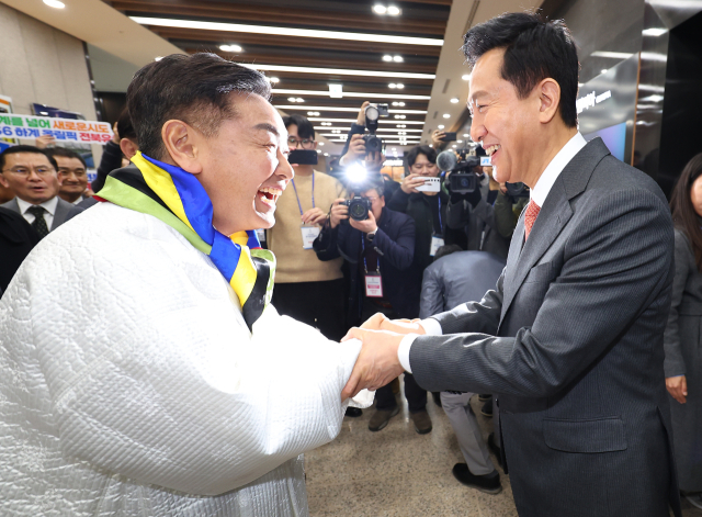 28일 서울 송파구 올림픽파크텔에서 열린 대한체육회 대의원총회에서 2036 올림픽 유치에 도전하는 오세훈 서울시장이 PT발표를 마친 뒤 총회장을 나서며 김관영 전북지사와 인사하고 있다. 이날 열리는 총회에서는 2036 하계 올림픽에 도전할 국내 유치 도시가 결정되며 서울은 오세훈 시장이 전북은 김관영 지사가 PT 발표에 나선다. 연합뉴스