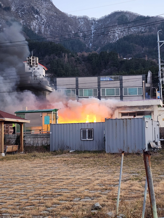 28일 경북 울릉군 북면 한 숙박업소서 화재가 발생해 진압 중이다. 독자제공