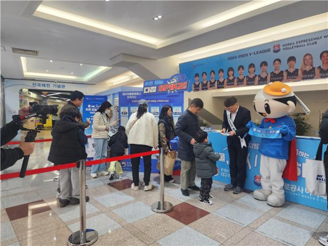 대구지방환경청은 지난달 27일 김천 실내체육관에서 한국도로공사 하이패스 배구단과 협업해 제6차 미세먼지 계절관리제 총력대응 홍보 캠페인을 실시했다. 대구지방환경청 제공